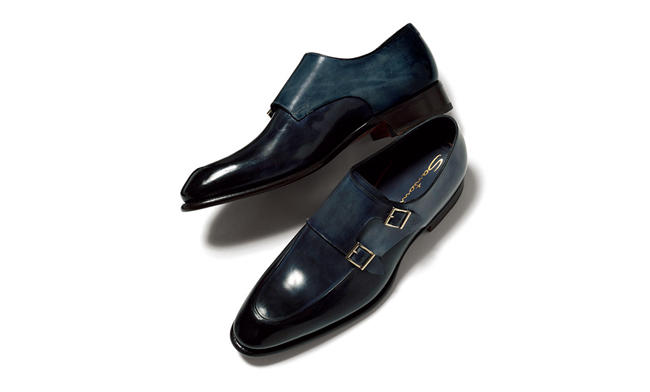 <span style=font-size:1.1em;><strong>SANTONI ／ サントーニ</strong></span><br />クラシックなスタイルも、ネイビーの軽さをまとえばモダンにあか抜ける。例えばこのダブルモンクストラップ靴のように。これぞネイビーマジック！14万5000円／サントーニ（リエート）