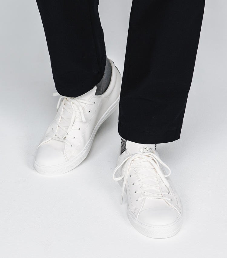 <span style=font-size:1.1em;><strong>CONVERSE</strong></span><br /><strong>コンバースのオールスター クップレザーOX</strong><br /><br /><strong>ロゴまでオール白ならリラックスでも上品顔に</strong><br />クッション性に優れたインジェクションE.V.A.カップインソールのオールスター クップ。快適な履き心地を実現するパッド入りの履き口も人気だ。オール白は清潔感があり、着こなしの中でひときわ輝く。1万4000円（コンバースインフォメーションセンター）