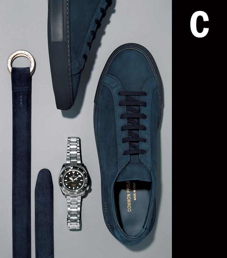 <span style='font-size:1.4em;'><strong>相性：〇</strong></span><br /><br /><strong>【C】モダンになじむ'ネイビーセット'</strong><br />デニムとの統一感が洗練を生むネイビー合わせ。靴やベルトのスエードの風合いが大人っぽく、食事会などオシャレしたい日にも◎。<br /><br /><span style='font-size:0.8em;'>元来爽やかなネイビーは、スエードで取り入れることでシックかつモダンに。アイテムをスポーティにすれば洒脱なハズシにも。靴5万2000円／コモン プロジェクト（ストラスブルゴ）　ベルト1万4000円／ダミーコ（バインド ピーアール） 黒文字盤のダイバーズは大人めなアクセントに。時計100万円／グランドセイコー（セイコーウオッチ お客様相談室）</span>