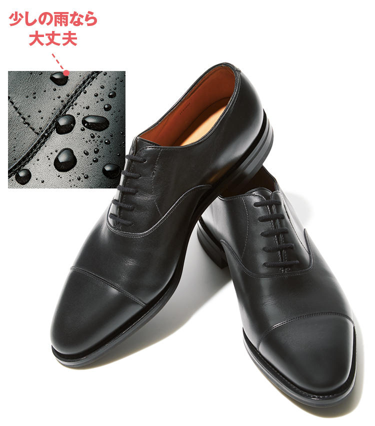 <span style=font-size:1.1em;><strong>JOHN LOBB</strong></span><br /><strong>ジョンロブのアクアカーフ</strong><br /><br /><strong>意外に知られていない？水に強いジョンロブ</strong><br />「傘をいかに細く巻くか」にこだわるなど、雨具にも美しさを求めるのが英国紳士。ある意味その真髄ともいえるのが「シティⅡ」のアッパーに撥水性を高めた'アクアカーフ'を採用したのがこちら。雨でも足元のお洒落に妥協したくない紳士にとって最高の選択肢だ。<br /><span style='font-size:0.8em;'>17万円（ジョン ロブ ジャパン）</span>