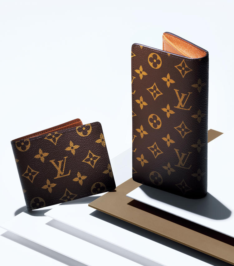 <span style=font-size:1.1em;><strong>LOUIS VUITTON</strong></span><br /><strong>ルイ・ ヴィトンのモノグラム・ キャンバス</strong><br /><br /><strong>'モノグラム'の絶対王者はキャラ立ちしてもクール</strong><br />'ダミエ'や'エピ'も人気だが、ルイ・ヴィトンを象徴するモチーフといえば、1896年に商標登録された、イニシャルと花と星を掛け合わせた'モノグラム'に尽きる。当時のモダニズムを反映した世界一有名なアイコンに怯む人もいるかもしれないが、普段は鞄などにしまい会計時のみ取り出す財布なら、このくらいキャラ立ちしていたほうがかえってセンスよく見える。しかもルイ・ヴィトンを代表するこのモノグラム・キャンバスは、軽量ながら非常に堅牢。いつまでもキリッと端正な形を維持する点も一流の男の持ち物に相応しい。<br /><span style='font-size:0.8em;'>左：二つ折り財布。縦9×横11.5cm。5万1000円　右：長財布。縦19×横10cm。6万5000円（ルイ・ヴィトン　クライアントサービス）</span>