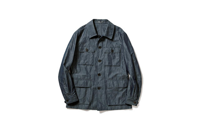 <strong>AQUASCUTUM</strong>　アクアスキュータム<hr style='margin-bottom:20px;'><strong>デニムよりはるかに軽いラミーコットン</strong><br />一見デニムに見えるが、ラミー（麻の一種）を37％混ぜたコットン素材で、羽織るとシャツのような着心地。ポケットのスクエアなカッティングが端正な表情だ。袖口はカフなので無造作にまくってもよし。7万5000円（レナウン プレスポート）