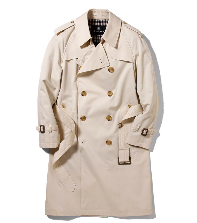 <span style=font-size:1.1em;><strong>AQUASCUTUM ／ アクアスキュータム</strong></span><br /><strong>老舗の風格漂う着心地軽やかな一着</strong><br />アーカイブにインスパイアされた両胸のガンパッチが目を惹く「キングスウォーク」。素材は伊ベステ社製コットンで、軽く滑らかな肌触りがポイントだ。英国老舗の風格ある佇まいはスーツに最適。12万円（レナウン プレスポート）