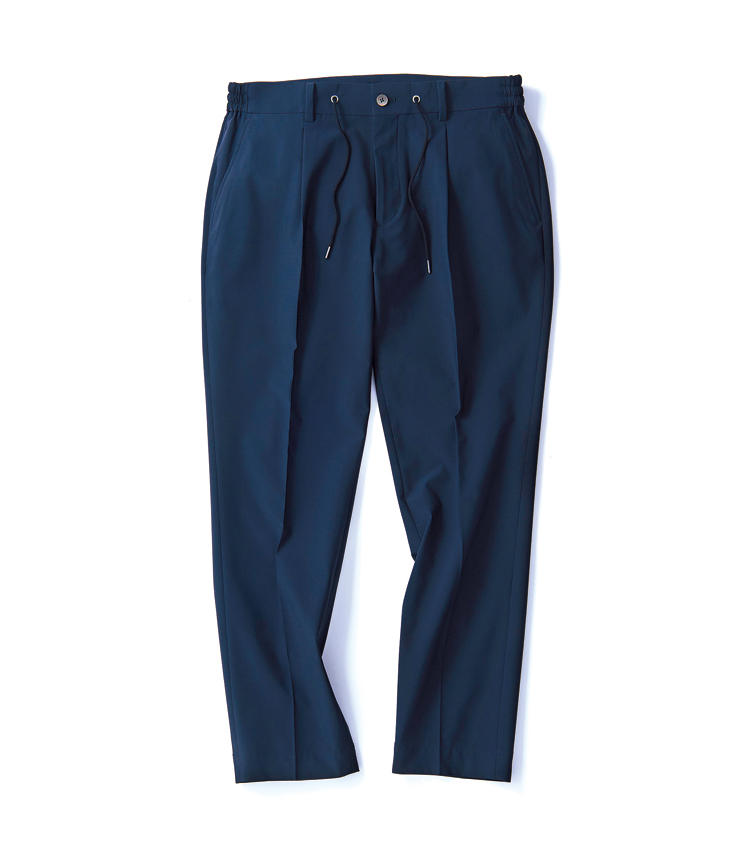 <span style=font-size:1.1em;><strong>AQUASCUTUM ／ アクアスキュータム</strong></span><br /><strong>多彩な機能による穿きやすさが魅力</strong><br />100％化繊素材によるこちらは、縦横に伸縮する2WAYストレッチと撥水性を備えた機能派。ドローコードは内側に引き抜いて隠すことも可能だ。テーパード強めなシルエットは今どき感満点。スニーカーに合わせたい一本だ。2万6000円（レナウン プレスポート）