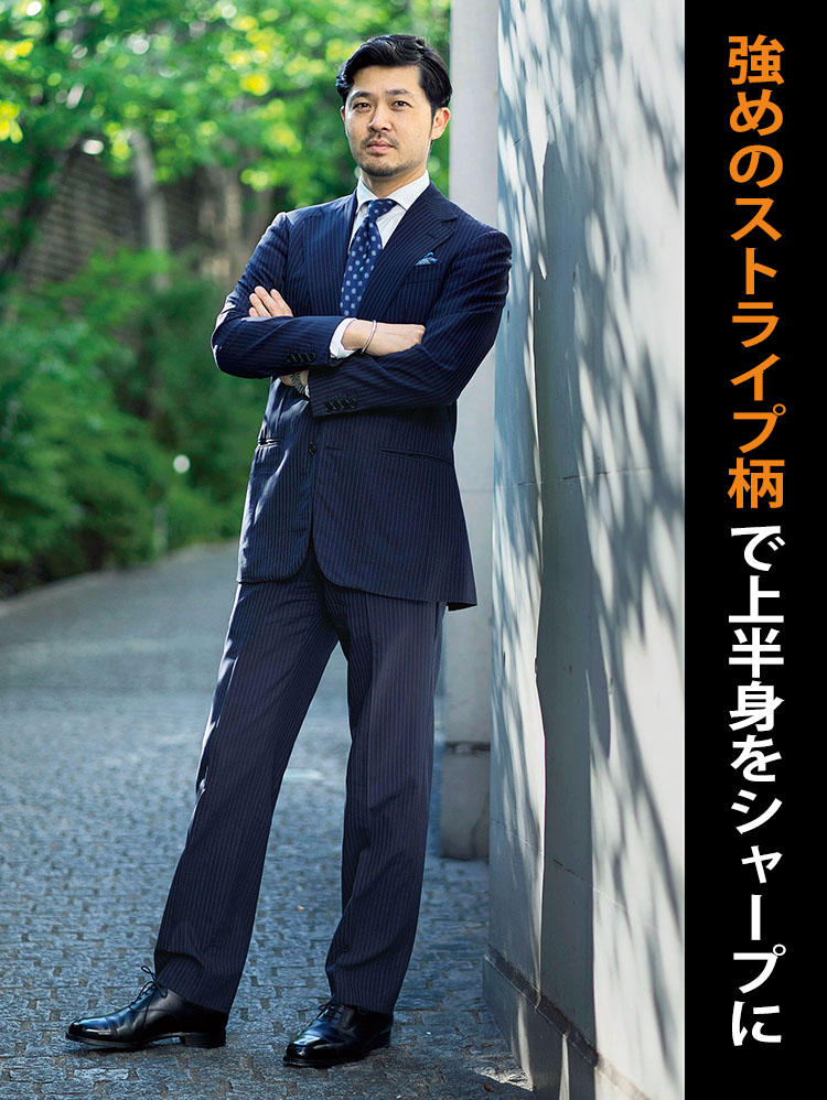 「ストライプは縦方向を強調してシャープに見せる効果がありますので、上半身をシェイプアップして見せたいときに愛用しています。縞の主張が強いものだとよりシャープ感が高まるのでおすすめ。ちなみにタイやチーフも膨張色を使わず着痩せ効果を狙っています」