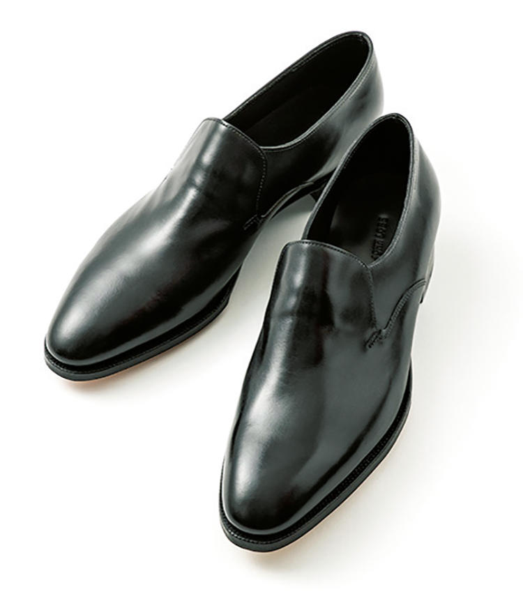 <b>■JOHN LOBB／ジョンロブ<br>よりドレッシーに着飾るときに</b><br>7000ラストを用いた、プレーントゥのローファー「ELM」。ホールカットクオーターのエレガントなデザインが、足元をドレッシーに盛り立てる。26万円（ジョン ロブ ジャパン）