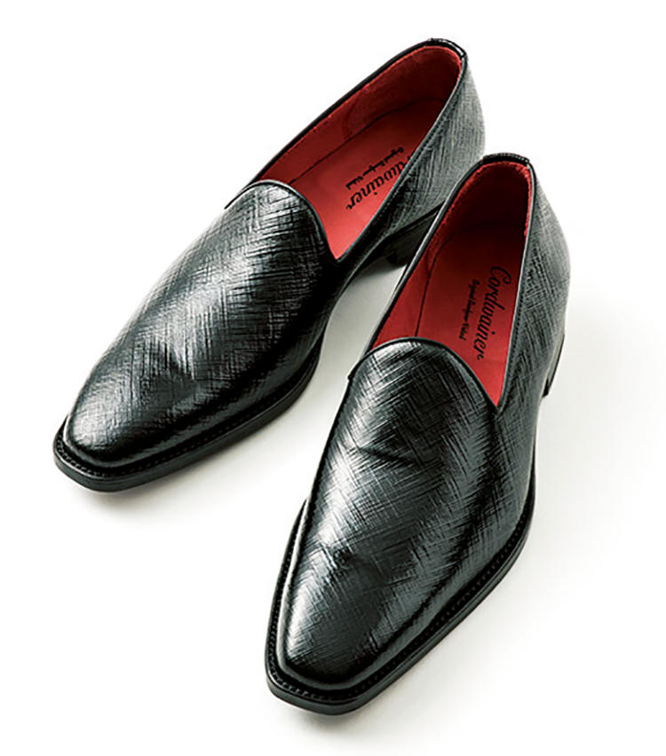 <b>■CORDWAINER／コードウェイナー<br>コンサバな中でも着崩せる</b><br>サフィアーノ素材にエナメルをコーティング。夜間照明では光が反射し足元が華やかに引き立つ。WFG別注。3万7000円（ワールド フット ウェア ギャラリー 神宮前本店）