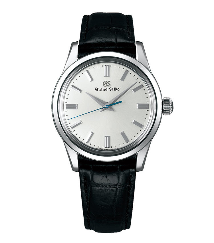 <b>GRAND SEIKO</b><br>グランドセイコー <br>SBGW237<br><br><b>小顔がドレス服にすっと馴染む</b><br>シンプルな佇まいながら、多面カットの時分針やインデックスにより力強さも感じさせる伝統のデザインを踏襲。ボックス型の風防も往年のGSの格調を伝える。搭載するムーブメントは、最大巻き上げ時で約72時間動作し、より安定した精度を実現した最新のCal.9S64。手巻き。径37.3mm。18KWGケース。クロコダイルストラップ。155万円（グランドセイコー）