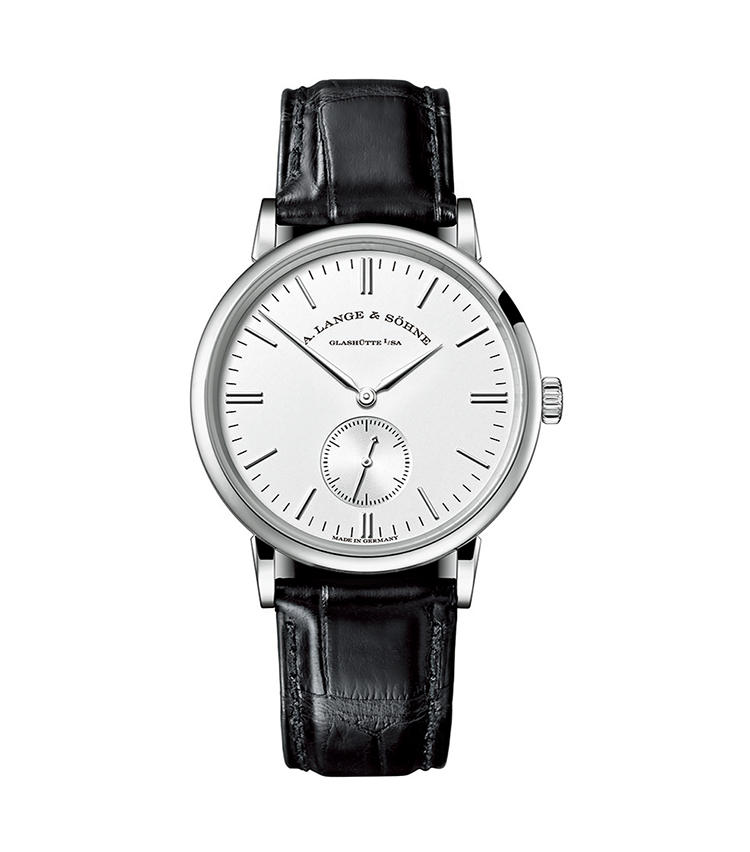 <b>A. LANGE & SOHNE</b><br>A.ランゲ＆ゾーネ <br>サクソニア<br><br><b>小径になって一層美しさが際立つ</b><br>一切の無駄を省きつつ、ディテールの隅々まで極限の完成度を求めたダイヤルデザインで人気を博すサクソニア。近年ケース径を2mm小さくすると同時に、インデックスを僅かに長くしたことで、研ぎ澄まされた美しさを獲得している。自社製Cal.L941.1搭載。手巻き。径35mm。18KWGケース。アリゲーターストラップ。171万円（A.ランゲ＆ゾーネ）