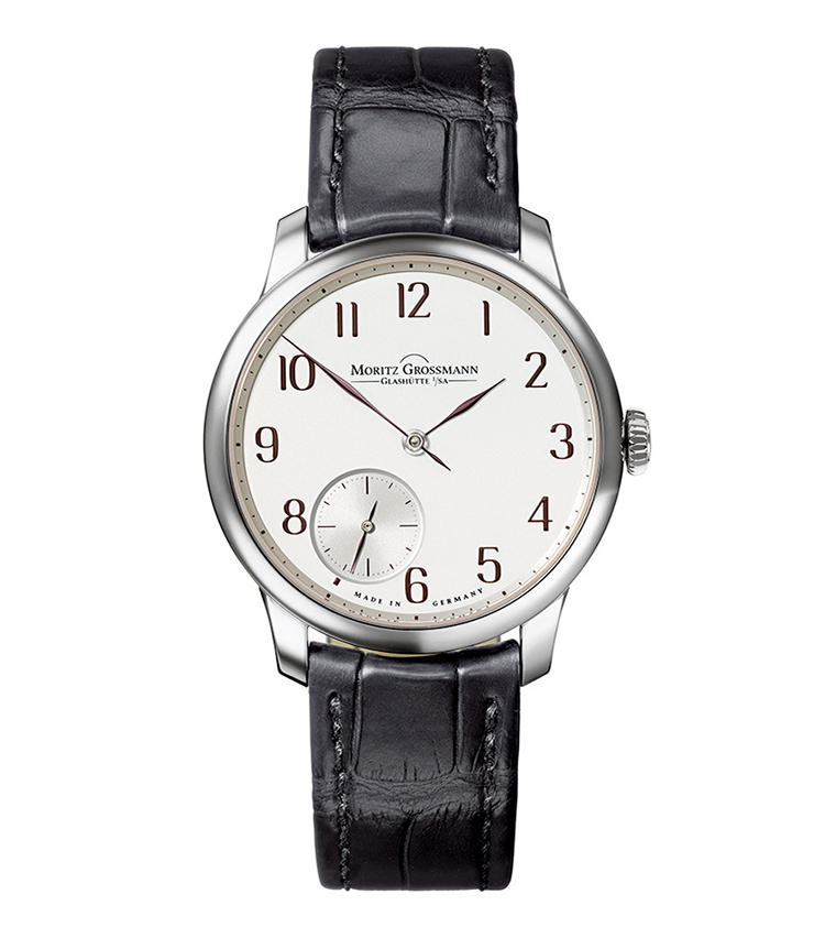 <b>MORITZ GROSSMANN</b><br>モリッツ・グロスマン <br>テフヌート36<br><br><b>オフセットされたスモセコの遊び心</b><br>テフヌートは、独グラスヒュッテの伝説的時計師の名を冠した同ブランドの人気シリーズ。中でも36mm径モデルは、その適度なサイズ感から幅広い層に支持される。7時にオフセットしたスモールセコンドが盤面にリズムをつけている。Cal.102.0搭載。手巻き。径36mm。18KWGケース。アリゲーターストラップ。290万円（モリッツ・グロスマン・ジャパン）