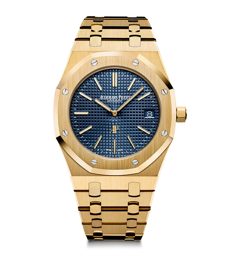 <b>AUDEMARS PIGUET</b><br>オーデマ ピゲ <br>ロイヤル オーク・エクストラ シン<br><br><b>ラグジュアリースポーツ時計の名作</b><br>八角形ベゼルをビス留めしたエッジの効いたデザインで、高級スポーツ時計の嚆矢となったロイヤル オーク。1977年のフルYGモデルを復活させたもので、プチ・タペストリー模様の青文字盤の下に名機Cal.2121を積む。径39mm。18KYGケース＆ブレス。550万円（オーデマ ピゲ ジャパン）