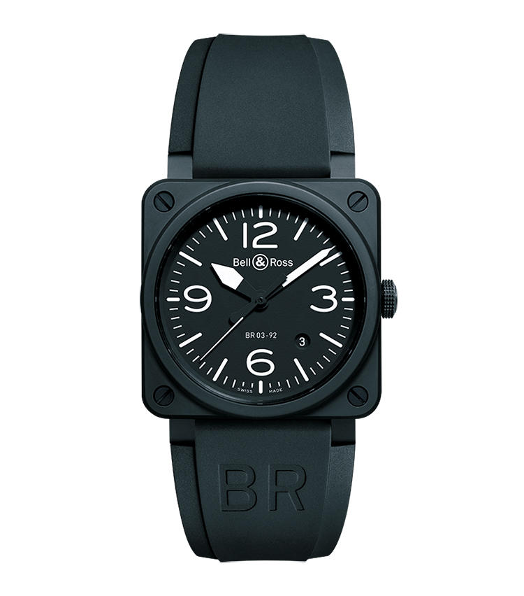 <b>BELL & ROSS</b><br>ベル＆ロス <br>BR 03-92 ブラック マット<br><br><b>ミリタリー調の角時計で袖口を男らしく味付け</b><br>ミリタリーテイスト溢れる独特の角形ケースは、航空機の計器から着想したもの。径46mmのBR01シリーズもあるが、よりシックに着用するなら径42mmのBR 03シリーズがベストだろう。写真は耐摩耗性に優れるセラミックをケースに用い、着用感にも優れる。自動巻き。ラバーストラップ。49万円（オールブルー））