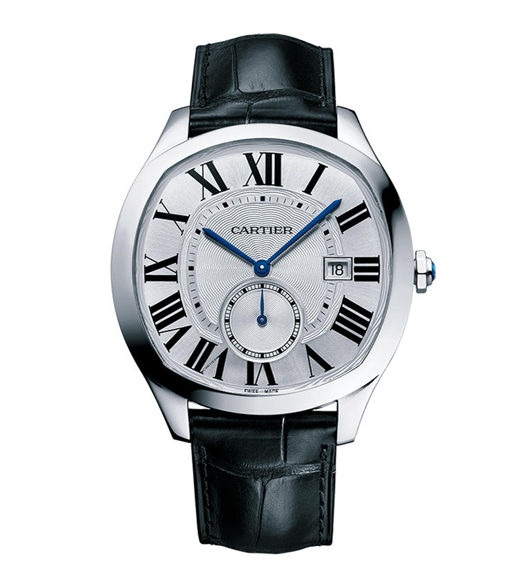 <b>CARTIER</b><br>カルティエ <br>ドライブ ドゥ カルティエ ウォッチ<br><br><b>独特の色香漂うクッションフォルム</b><br>'16年にデビューしたカルティエの新たな紳士用コレクション。マスキュリンにして流麗、そしてフィット感にも優れる独創的なクッションケースに、薄型の自社製自動巻ムーブCal.1904-PS MCを搭載している。40×41mm。SSケース。アリゲーターストラップ。67万2500円（カルティエ カスタマー サービスセンター）<br>photo 2000(c)Cartier