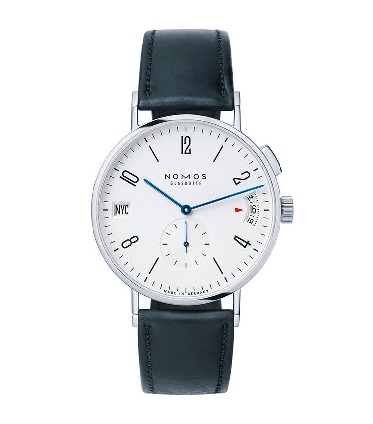 <b>NOMOS GLASHUTTE</b><br>ノモス グラスヒュッテ<br>タンゴマット GMT<br><br><b>2つの小窓でGMTをすっきり配置</b><br>プッシュボタンを操作して9時位置小窓に空港コードを表示させると、自動的に3時位置で現地時間を表示してくれる仕組み。バウハウスの流れを組むミニマルなデザインを崩さずGMTを積んだのがさすがだ。搭載するムーブメントは自社製のCal.DUW5201。自動巻き。径40mm。SSケース。ホーウィン社製シェルコードバンストラップ。46万円（大沢商会）