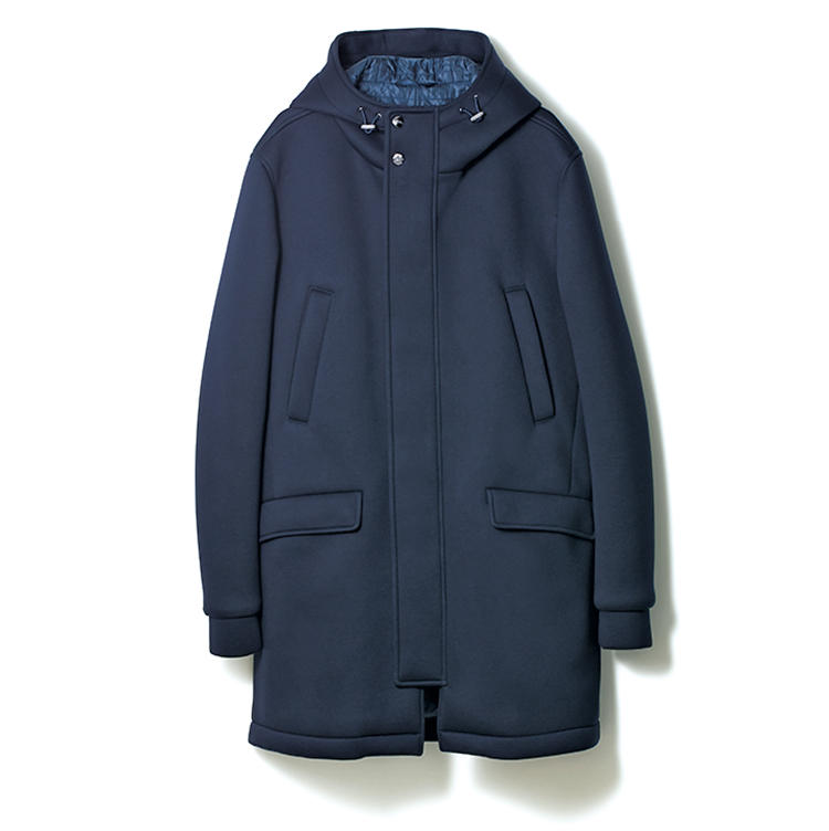 <b>ウィンタースキューバコート<br />Winter Scuba Coat</b><br /><br />ウィンタースキューバと呼ばれる、ふっくらとして伸縮性に富む生地を用いたスポーティなコート。着心地も柔らか。外側に4つ、内側に2つのポケットを備えた、手ぶら派にも嬉しい一着である。11万8000円（ヘルノ・ジャパン）