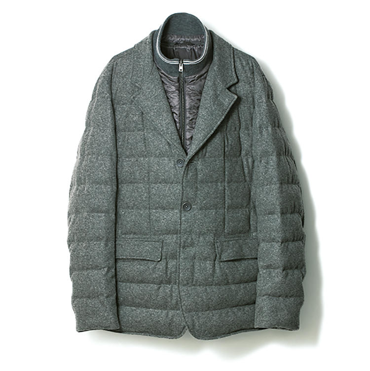 <b>2wayダウンジャケット<br />2way Down Jacket</b><br /><br />ブランドの定番でもお馴染みの、チェストウォーマーを備えたジャケット型のダウン。ウォーマーはファスナーによって簡単に着脱可能。気候やスタイルに合わせて、2通りに着られるのが魅力だ。12万3000円（ヘルノ・ジャパン）