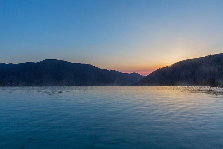 「浮雲の湯」から望む箱根の外輪山。