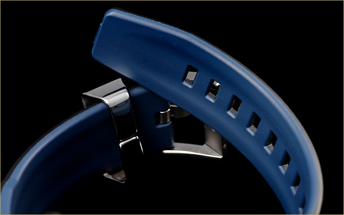 ウレタンバンドの裏面にまでブルーを配する芸の細かさ