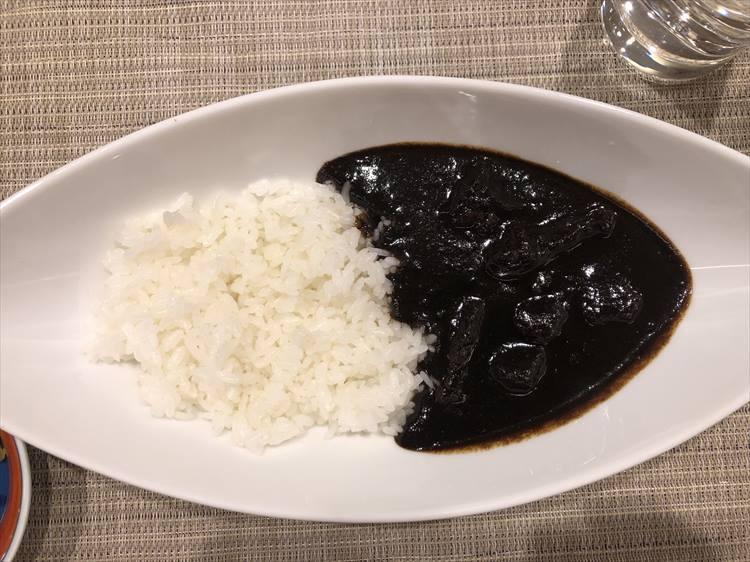 〆のご飯は、ガーリックライスか「黒カレー」から選べます。ツルハラは、シメに黒カレーをオーダーしました。甘さの後にスパイシーな辛さがやってくるのがクセになります！