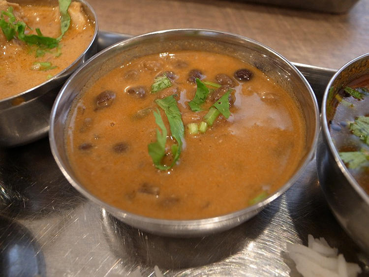 インドでは豆もよく多用する。ダルカレー。ダルとは豆の意。