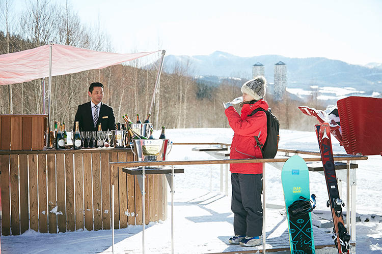 滑りに疲れたら、ちょっと休憩に一杯！　これぞ大人なゲレンデの楽しみ方！