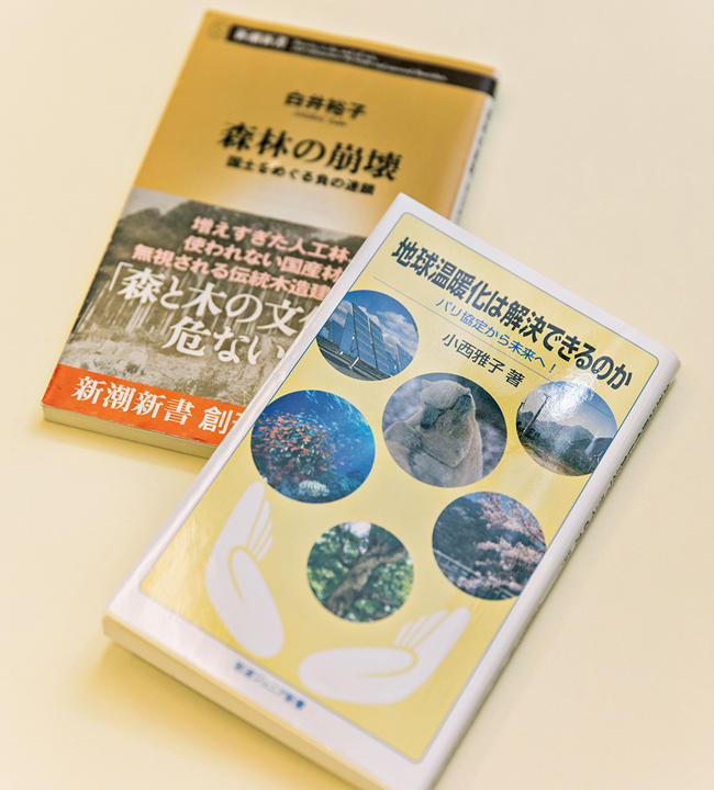 <strong>上：『地球温暖化は解決できるのか パリ協定から未来へ！』 ／ 小西雅子著<br />下：『森林の崩壊 国土をめぐる負の連鎖』 ／ 白井裕子著</strong><br />上：COP会議における国際交渉の過程、パリ協定の意義、世界と日本の温暖化対策と今後の課題をわかりやすく解説。<br />下：日本は緑豊かとされるが、木を伐採しないことが地方と林業を衰退させていると言及。森林をめぐる仕組みを根本から問い直す。