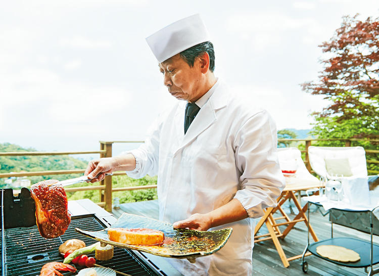 出張したシェフが直々に肉や野菜を焼いてくれるサービス付き（1名1万2000円）