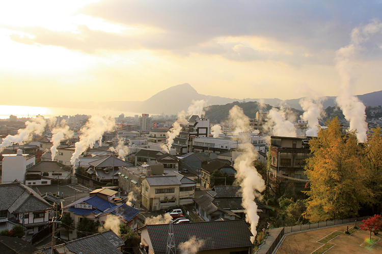 別府八湯と呼ばれるように、8ヶ所の温泉郷を持ち、日本一の温泉地と名高い、別府市。中でも鉄輪温泉は湯煙の景観で有名。