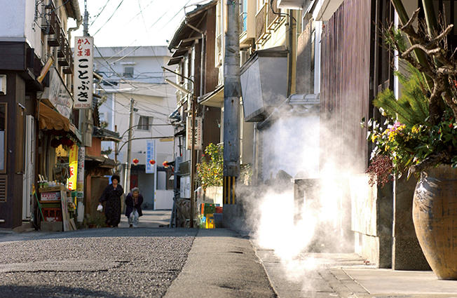 別府八湯と呼ばれるように、8ヶ所の温泉郷を持ち、日本一の温泉地と名高い、別府市。中でも鉄輪温泉は湯煙の景観で有名。