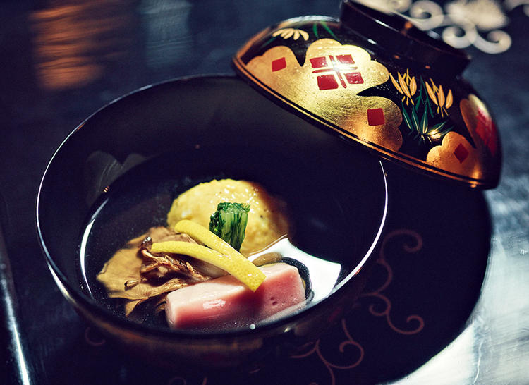 ワタリガニのしんじょう、焼き舞茸、南禅寺麸のお椀。マグロ節と昆布でとった出汁の豊かな風味は、まさに絶品。