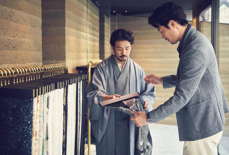 メインフロアのみならず、店内のあちこちに生地見本が展示されている。その数100種類以上あり、1つひとつ眺めているだけであっという間に時間が過ぎる。