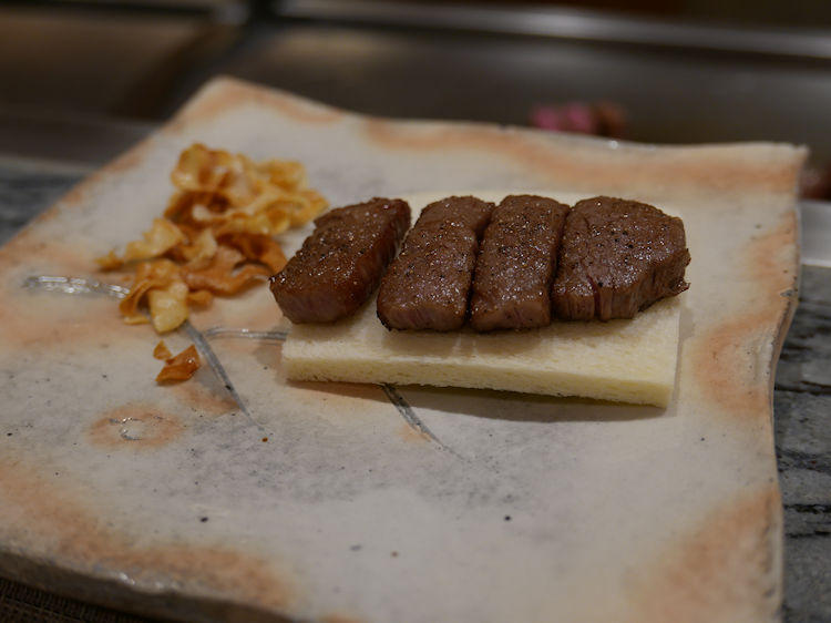 ちなみに、最初のお肉は「食パン」の上に置かれます。これは一体何故かというと……