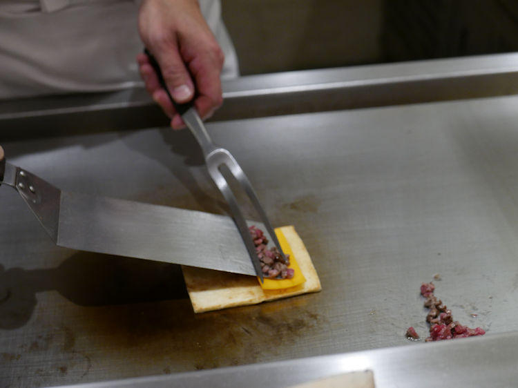 美味しい旨みたっぷりの肉汁が染み込んだ後、この食パンに宮崎牛とチーズを挟んで、「宮崎牛のホットサンド」にするからなんです！