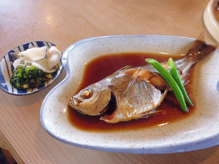 きびなごの酢の物や尾頭付きの煮魚