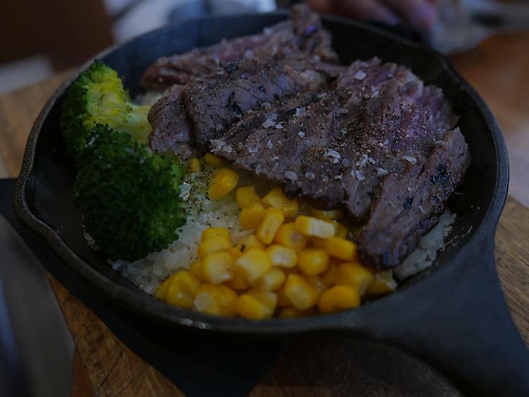 こちらもおすすめ、「ステーキ丼」