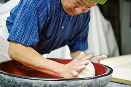 館主の花岡貞夫さんは無類の蕎麦好き。十割蕎麦を打ち、客に振る舞う。「25年やっても満足いかない」と謙遜するが、噛めば噛むほど甘みが出る逸品。