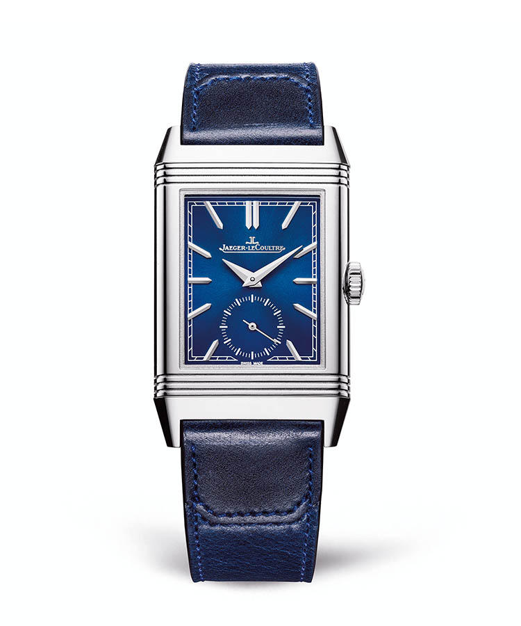 <b>JAEGER-LECOULTRE</b></br>ジャガー・ルクルト</br></br><b>レベルソ・トリビュート・スモールセコンド</b><hr><b>文字盤もストラップも鮮やかな青に華やぐ</b></br>特殊な反転式ケースを持つ角型時計の傑作の一つ。植字のバーインデックスを配したダイヤルは、1931年誕生の初代レベルソをモチーフとする。そのベースには、繊細なサンレイ仕上げが施され、ブルーが一層鮮やか。同じブルーのストラップは、ブエノスアイレスのブーツの名門カーサ・ファリアーノによるデザイン。手巻き。ケース45.6 × 27.4mm。SS ケース。カーフストラップ。85万5000 円（ジャガー・ルクルト）