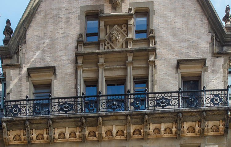 Facade above the South entrance of The Dakota. The bas relief of the building is clearly visible. </br>「ザ・ダコータ」の南入口の正面。浮き彫りのレリーフが、はっきりと見えます。