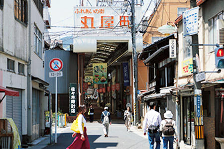 町家が点在する丸屋町商店街、菱屋町商店街、長等商店街はアーケードで連なり、その全長は約700ｍ。