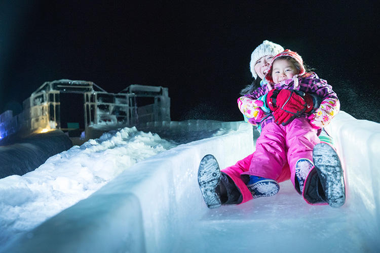 まだスキーが出来ない子どもも大喜び、氷の滑り台。