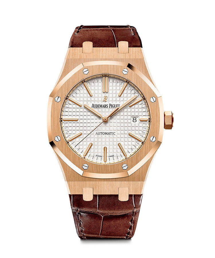 <b>AUDEMARS PIGUET</b></br>オーデマ ピゲ</br></br><b>ロイヤル オーク・オートマティック</b><hr><b>ダイヤルの造作にも凝る名作スポーツウォッチ</b></br>ラグジュアリー･スポーツウォッチの始祖。シルバーダイヤルには、グランド･タペストリーのギョーシェが、豊かな表情を与える。完璧にケースと一体を成すストラップ仕様はドレッシーで、スーツにも合わせやすい。自動巻き。径41mm。18KPG ケース。アリゲーターストラップ。335万円（オーデマ ピゲ ジャパン）