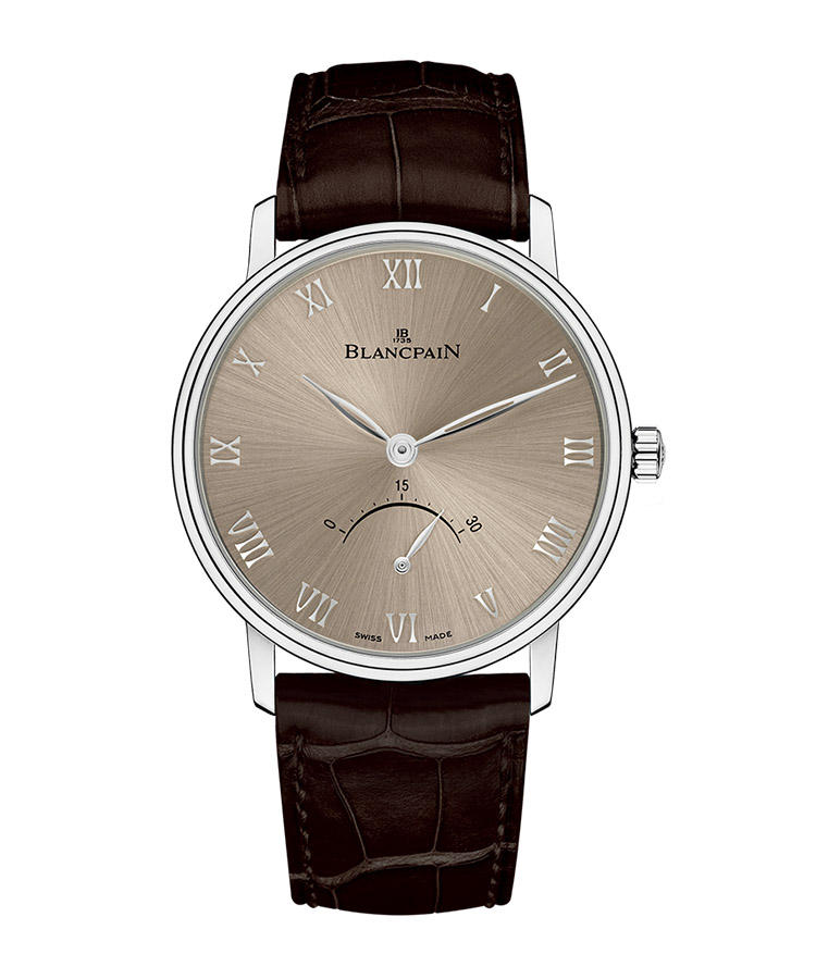 <b>BLANCPAIN</b></br>ブランパン</br></br><b>ヴィルレ ウルトラスリム</b><hr><b>気品あるクラシックにユニークな機構が潜む</b></br>サンバースト加工が施されたグレーのダイヤルが、現存する最古の時計ブランドらしく、極めて端正。そこに置くローマ数字も、古典的な美をまとう。そして6時位置には、レトログラード秒針を装備。60秒ではなく、30秒毎にフライバックする仕組みで、ユニークな針の動きを頻繁に目にできる。自動巻き。径40mm。18KWGケース。アリゲーターストラップ。215 万円（ブランパン ブティック銀座）