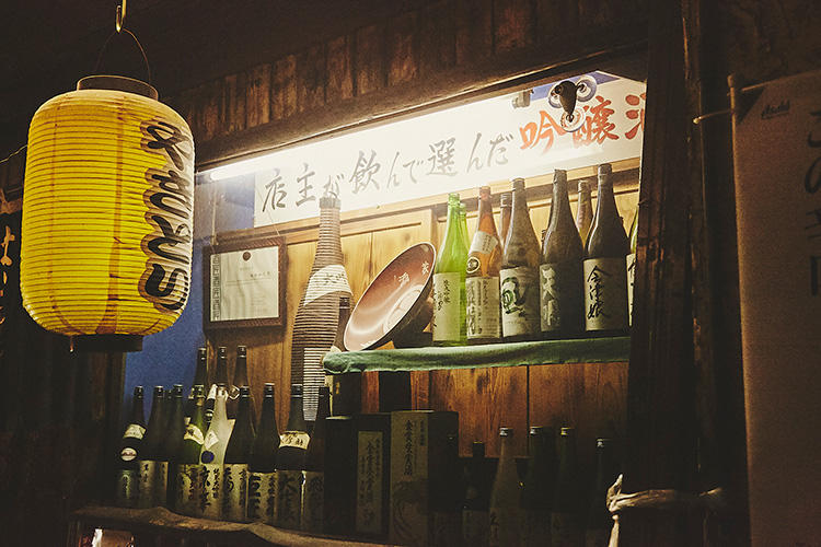 店の外にも、オススメ日本酒の瓶がずらり。