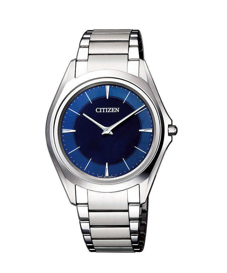 <b>CITIZEN</b>　シチズン　エコ・ドライブ ワン<hr style='margin-bottom:20px'><b>日本の技術力で薄さの限界に挑む</b></br>わずかな光でも発電し、時計を動かす──シチズン独自のエコ・ドライブムーブメントを、1ミリという超薄型へと革新。ケースとブレスレットはステンレスの5倍の硬度で耐傷性に優れる、やはり独自のスーパーチタニウムTMを採用。薄さと素材とで軽さも極め、まるで羽毛のような着け心地を実現した。特定店取り扱いモデル。クォーツ。径36.5mm。チタンケース&ブレスレット。50万円（シチズンお客様時計相談室）