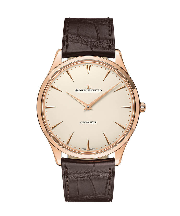 <b>JAEGER-LECOULTRE</b>　ジャガー・ルクルト　マスター・ウルトラスリム41<hr style='margin-bottom:20px'><b>シャープさと和らぎが調和するダイヤル</b></br>厚さが増すセンターローターの自動巻きを、名門マニュファクチュールは高い技術力で薄型に仕立て上げた。やや大振りのケースのベゼルと裏蓋の外周とを絞り、一層薄さを強調。PG製の針とインデックスはシャープな造形だが、やや荒らしたエッグシェルのダイヤルとの組み合わせで、柔らかで温和な印象を見る人に与える。自動巻き。径41mm。18KPGケース。アリゲーターストラップ。157万5000円（ジャガー・ルクルト）