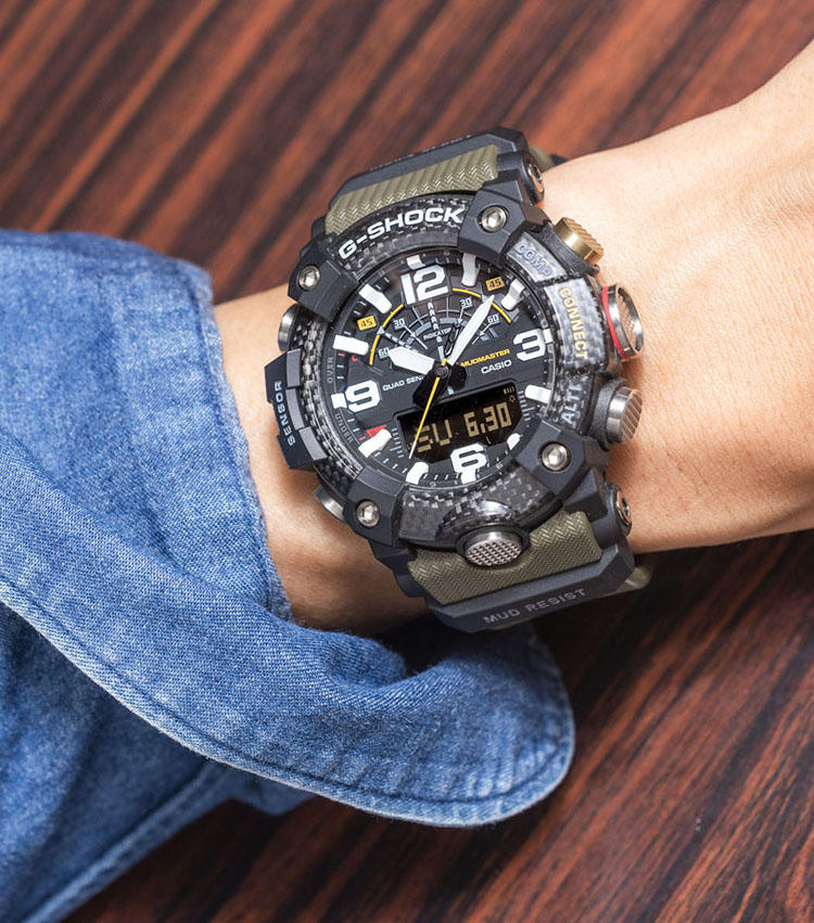 <b>G-SHOCK<br>マッドマスター　GG-B100-1A3JF</b><br>防塵・防泥のマッドレジスト構造のタフネスシリーズ。カーボンファイバーインサートベゼルとカーボンファイバー強化樹脂ケースを融合し、内部にトリプルセンサー機能を搭載。また、カーキカラーのベルトを取り入れたことで、よりミリタリー感がアップしている。