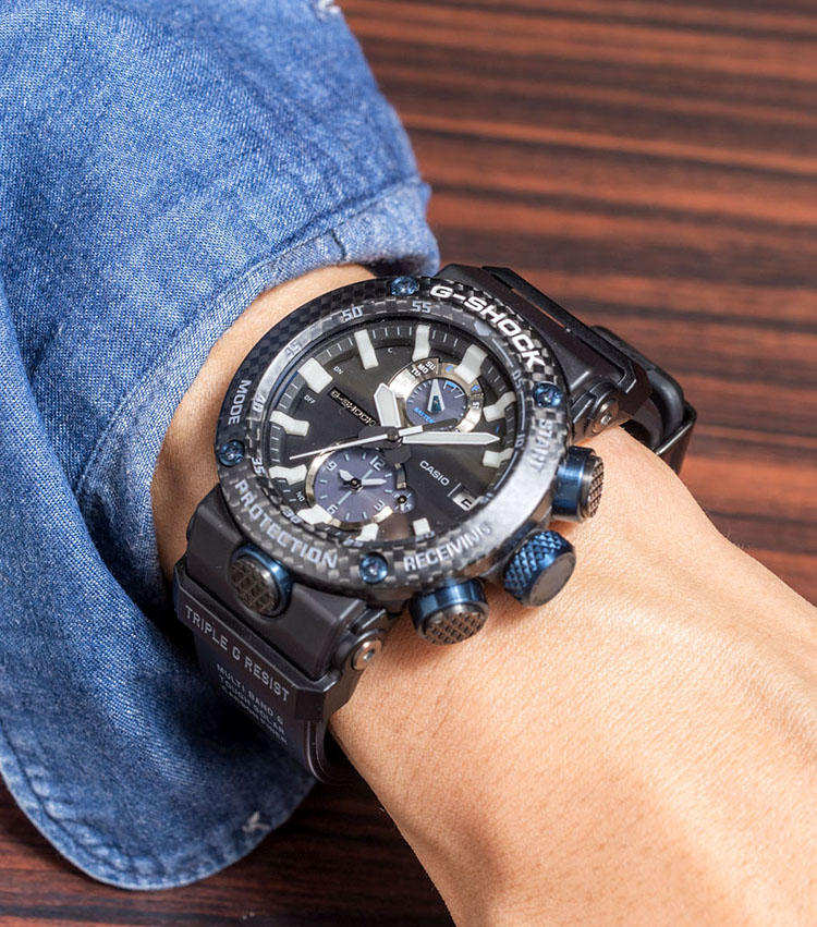 <b>G-SHOCK<br>グラビティマスター　GWR-B1000-1A1JF</b><br>人気パイロットウォッチシリーズの新型。カーボン製ベゼルに、カーボン製のモノコックケースを組み合わせ、きわめて軽量で強靭なボディを実現。外観もゴツゴツしたものから、すっきりとしたラウンドスタイルへと生まれ変わった。さらにベルトにもカーボンファイバーインサートを採用。