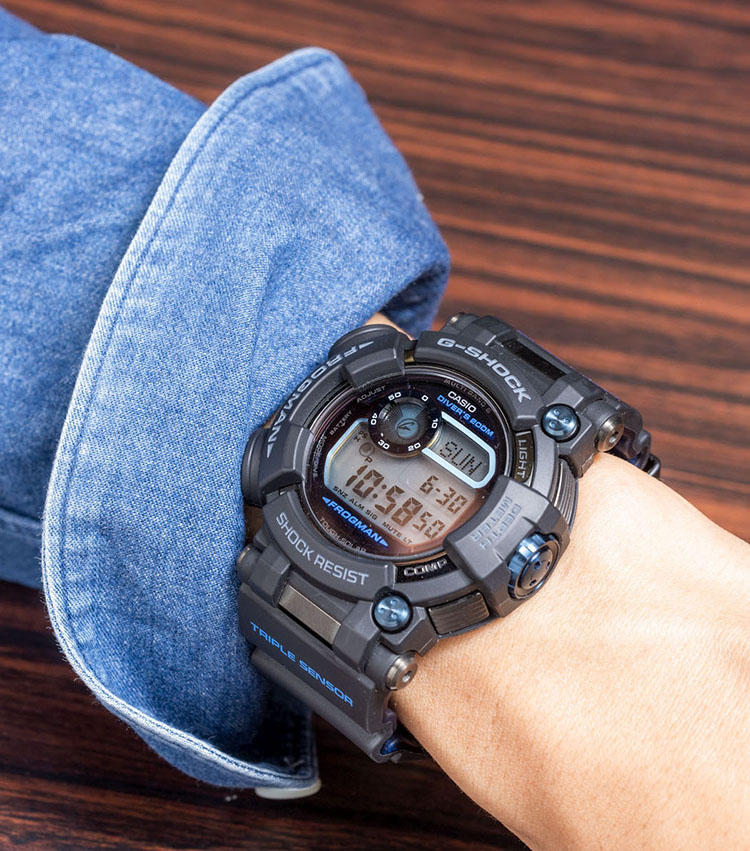 <b>G-SHOCK<br>フロッグマン　GWF-D1000B-1JF</b><br>ISO規格200m防水の本格ダイバーズウォッチシリーズ。プロダイバーの要求に応えるため、水深計測に対応した専用のトリプルセンサーを搭載。ダイビングメモリーを20本まで記憶することが可能となる。ウエットスーツの上に着用できる長尺のカーボンファイバーインサートベルトを装備。