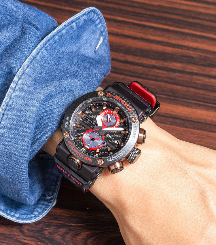 <b>G-SHOCK<br>グラビティマスター　GWR-B1000X-1AJR</b><br>新型グラビティマスターのレッドカラーバージョンは、2019年のバーゼルで発表されたばかりの話題作。ケースのみならず、文字盤にまでカーボン素材が使われている。ベゼルはなんと52層にもおよぶカーボン積層構造となっており、サイドから眺めると黒×赤のミルフィーユ的な美しいスタイルとなる。