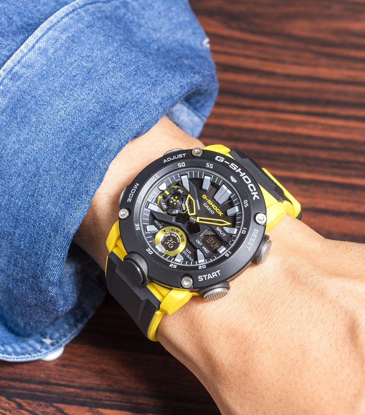 <b>G-SHOCK<br>GA-2000-1A9JF</b><br>カラーリングやファッション製を追求し、今年3月にスタートした新シリーズの1本。ベルトがスライドレバー式となっており、ワンタッチでの交換が可能に。現在の標準装備ベルトはブラック＆イエロー、ブルーなどだが、6月にはコーデュラやベルクロといった新作ベルト（別売り）が追加される予定。